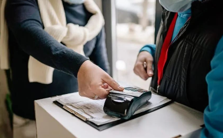 冻结两个月？现代金控刷卡不到账是小微商户疑似套现？